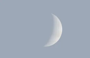 Graphic visualising how a crescent Venus looks through a telescope, its visible limb to the right.